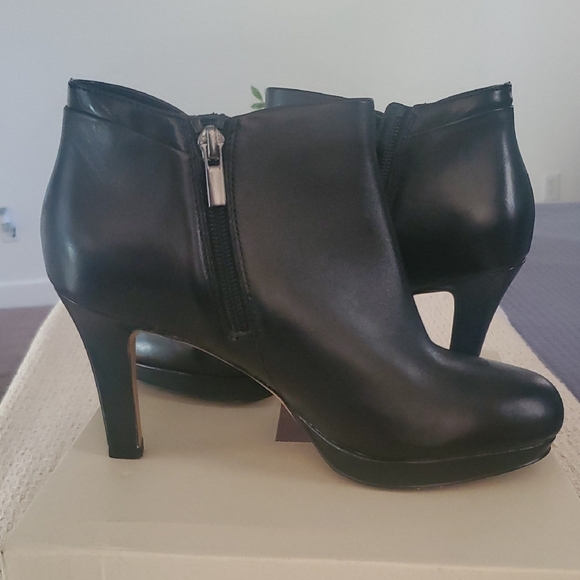 Clarks Women's Sleek Black Ankle Booties - Picture 5 of 5